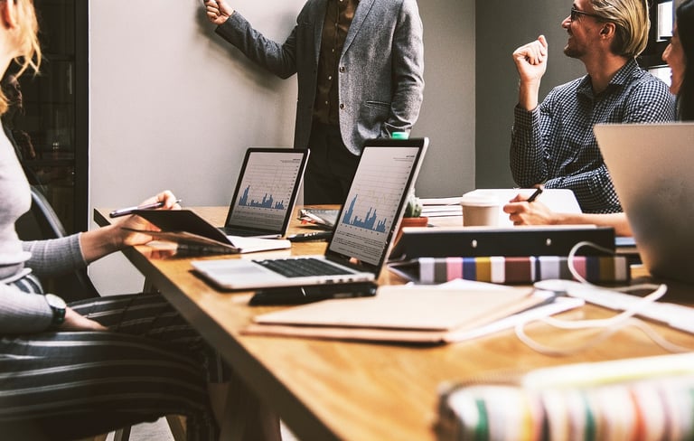 une équipe de collaborateurs dynamisés stimulant les activités de l'entreprise par le feng shui