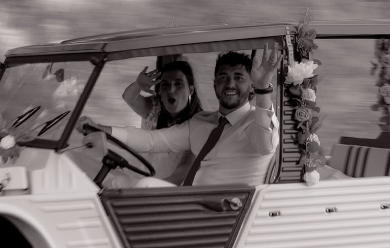 Hélène et didou au volant d'une Méhari 