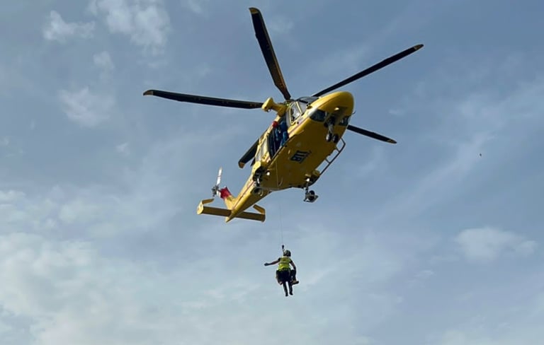Вертолет в полете - Вертолет в действии во время симуляции тренинга HEMS для воздушных спасателей