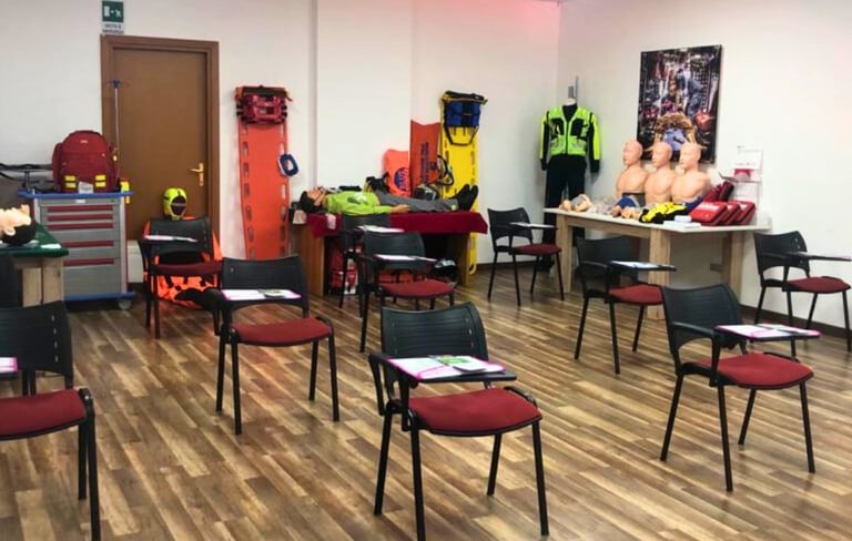 Обучение в классе - медицинский персонал в учебном классе HEMS изучает протоколы воздушного спасения