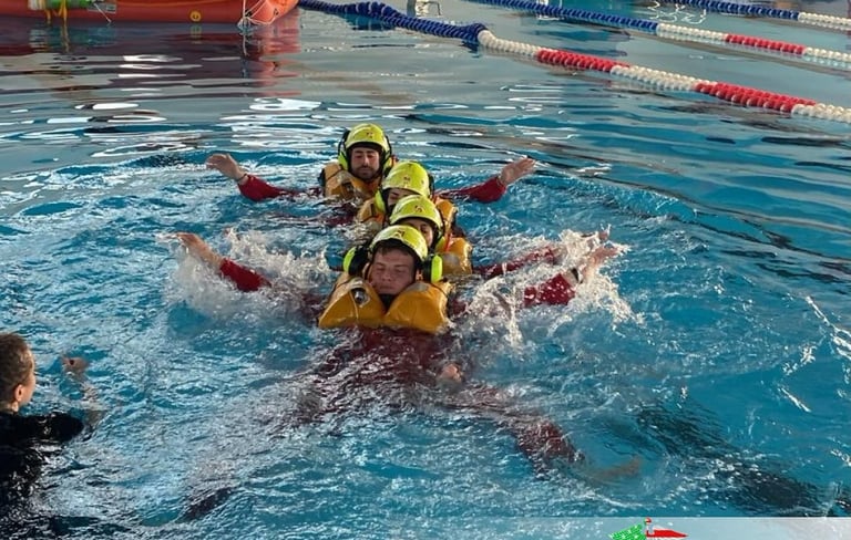 Учения по спасению на воде - стажеры HEMS отрабатывают техники спасения на воде в контролируемом бас