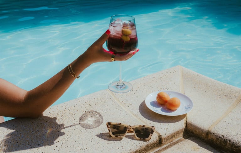 Verre de Bellamie apéritif dans la piscine