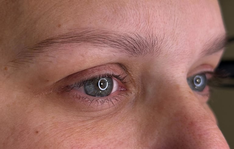Una mujer antes de hacerse el microblading de cejas.