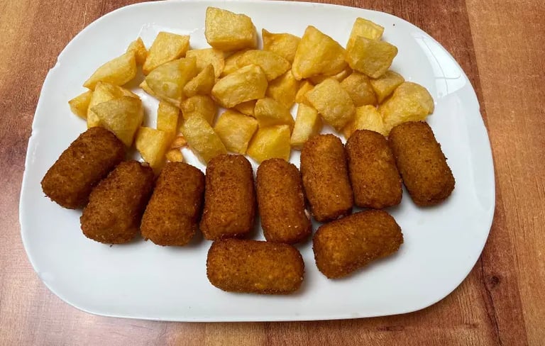 croquetas de jamón acompañadas con patatas