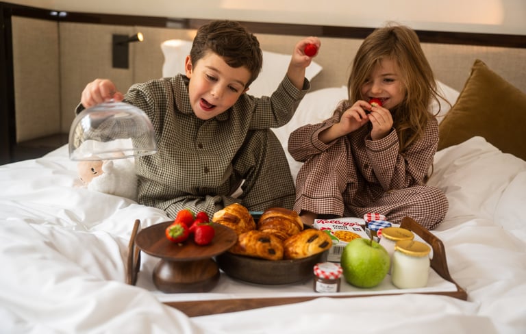Enfants dans une chambre de l'hôtel Mondovi Luxury SUites