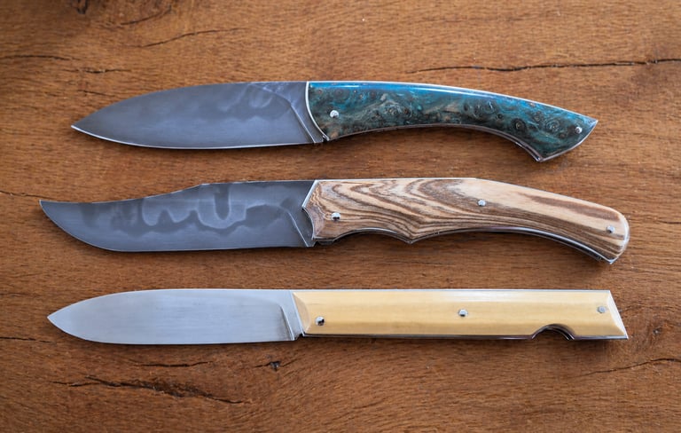 Collection de couteaux pliants artisanaux