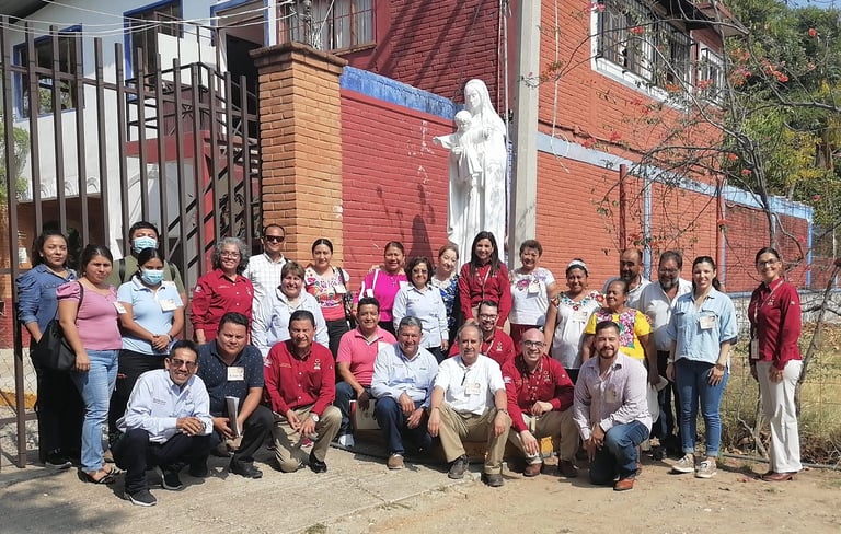 Profesores de la preparatoria Maristas Tehuantepec reunidos