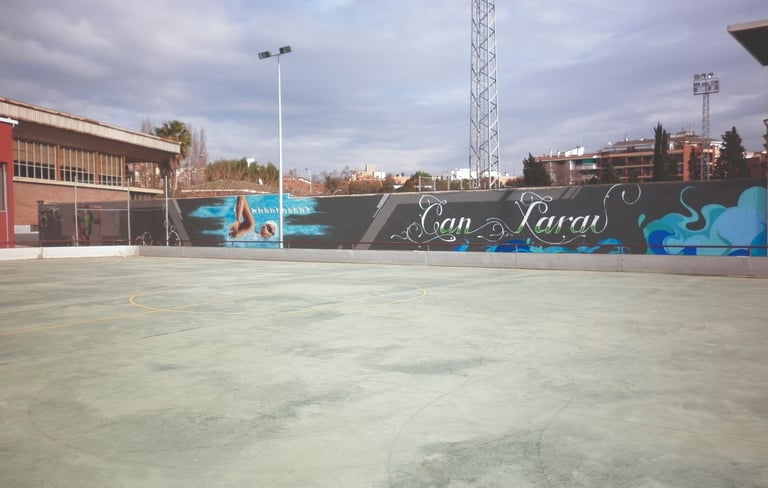 Pintura decorativa en instalaciones deportivas graffiti mural arte urbano