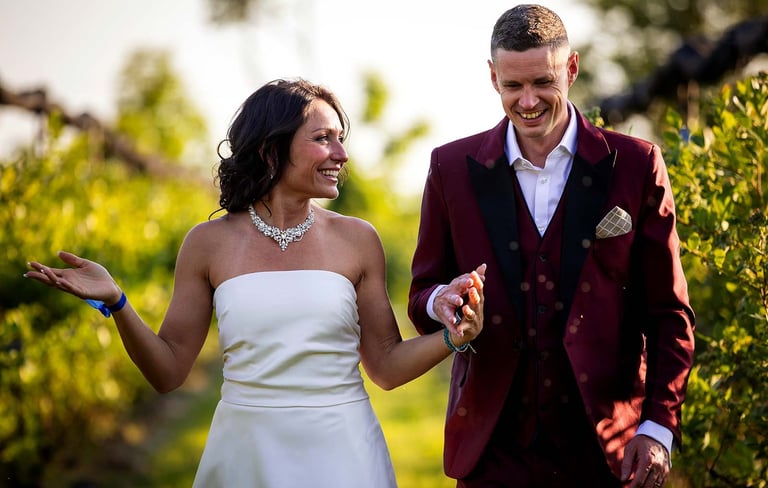 Dopo la cerimonia di matrimonio, un piccolo shooting fotografico tra le vigne, un momento di riconnessione per gli sposi