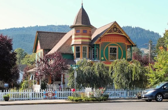 Drain OR - a beautiful 1800's colorful home