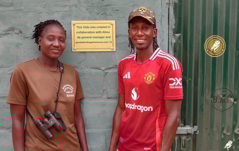 Professionele vogelgids Fatou Colley met lokale partner tijdens vogelreis in Gambia