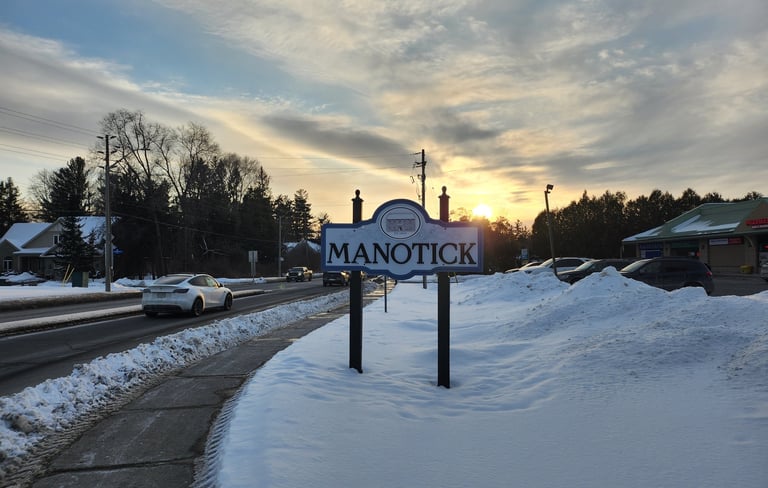 Manotick Sign