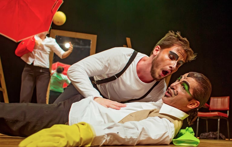 os atores Michel Waisman e Fabiano Medeiros no teatro "Micchel III"