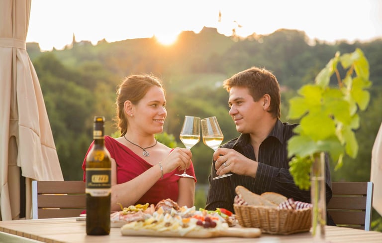 Pärchen das mit Weingläsern anstoßt