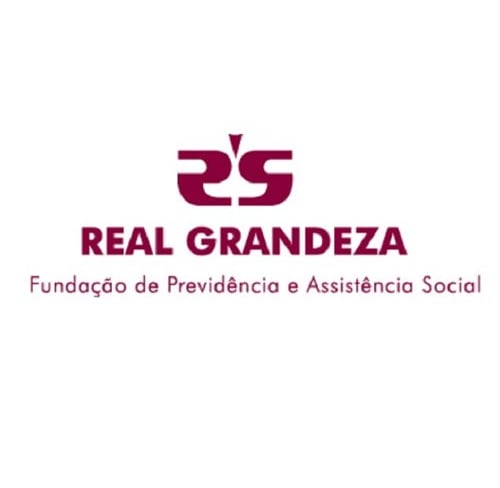 Logomarca da empresa Real Grandeza, com predominância das cores branco e vinho.