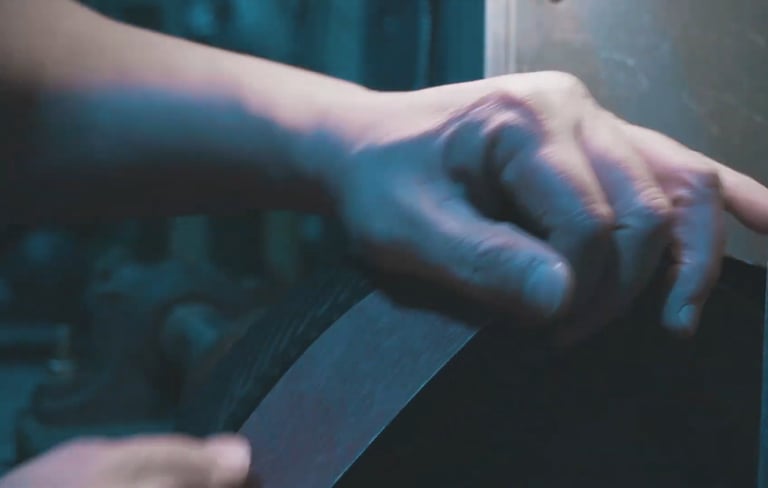 Técnico realiza ajuste manual de rueda de amolar para las tijeras profesionales de peluquería.