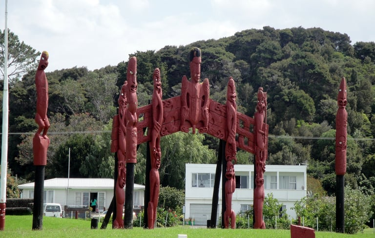 Vista panorâmica dos Waitangi Treaty Grounds com a Baía das Ilhas ao fundo, Bay of Islands.