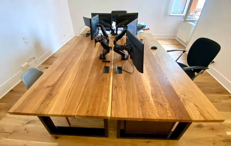 Bureaux en chêne massif dans l'openspace