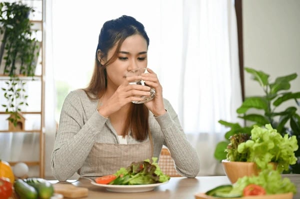 drinking water during meals : common mistakes while trying to loose weight