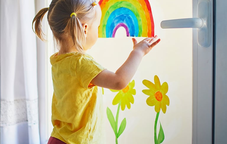 img niña frente a vidrio