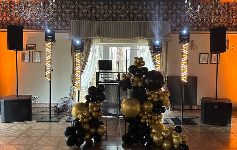 Garso kolonėlės ir retro stiliaus apšvietimas renginio erdvėje