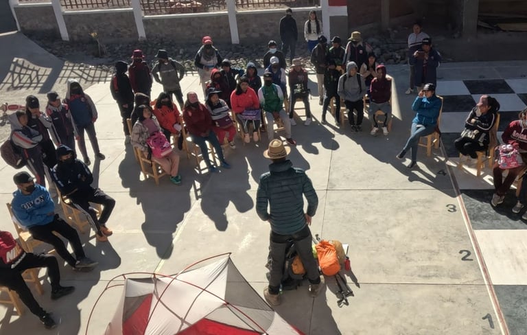 Un groupe de randonneurs écoute Monsieur Rêve lors d'une expédition dans le désert bolivien.