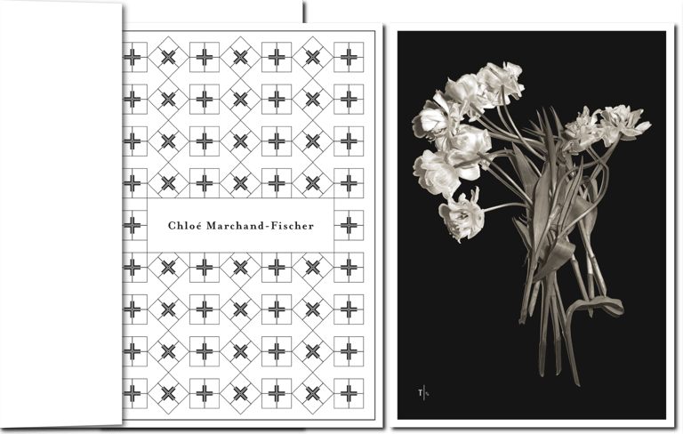 Design-Trauerkarte mit grafischem Ornament und cremefarbenem Blumenstrauß.