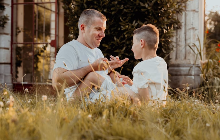 un pere et son fils entrain de jouer dans l'herbe