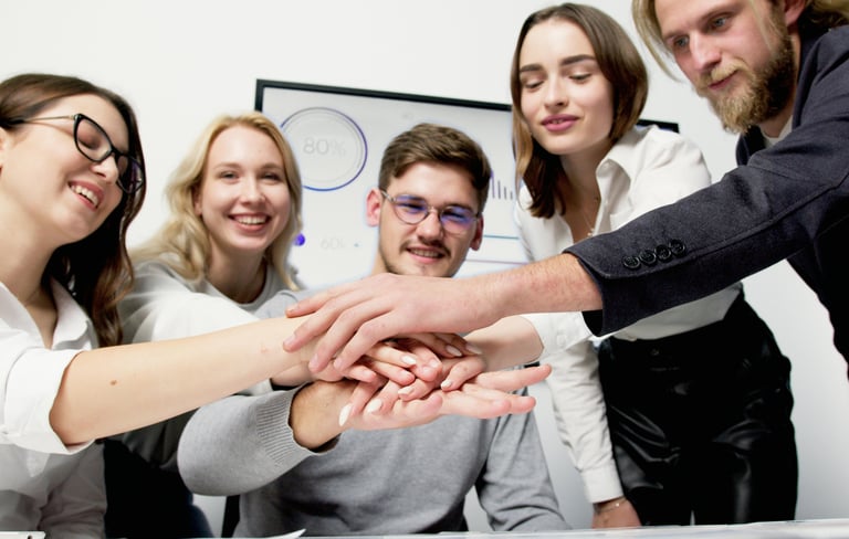 grupė žmonių skanduoja