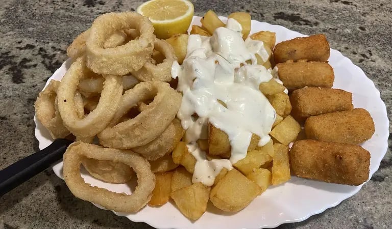 combo de calamares con ali-oli y croquetas