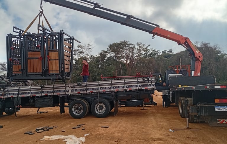 Remoção técnica de máquinas industriais com caminhão munck e equipe especializada