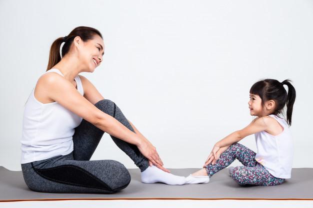mère et petite fille faisant du yoga