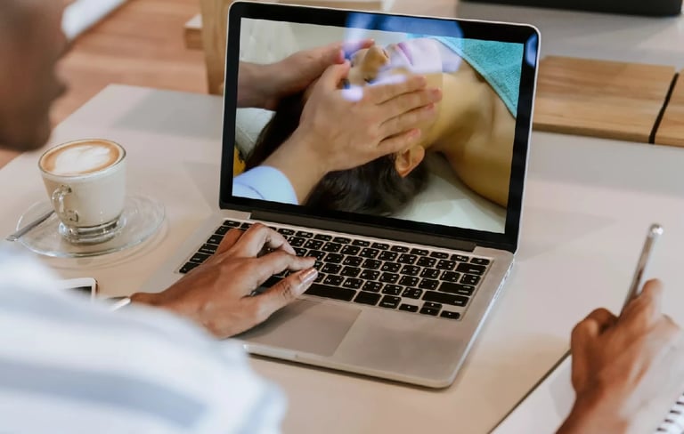 Personne regardant une vidéo de massage du visage sur un ordinateur portable .