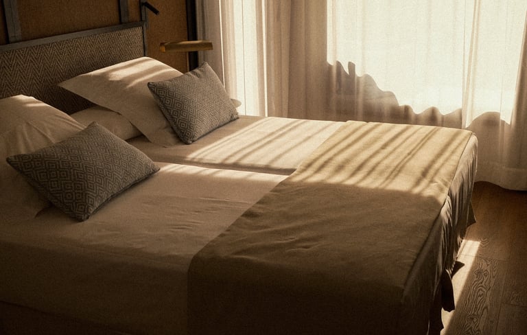 Stimmungsvolles Hotelzimmer mit natürlichem Licht – Interior und Hotel Fotografie mit Atmosphäre