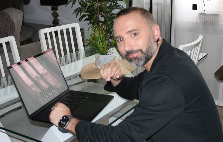 Jose Aldasoro escribiendo