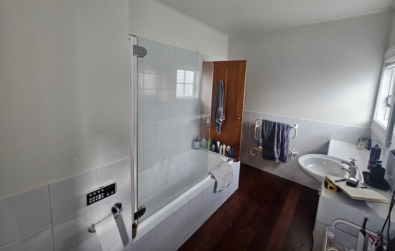 Bathroom renovation before - Auckland builder