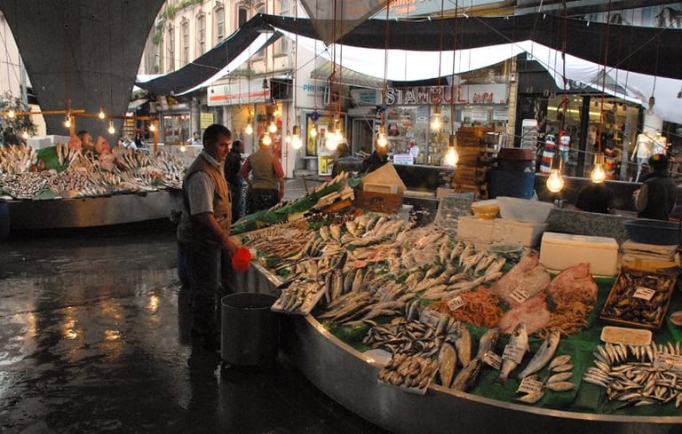 Lebendiger Fischmarkt in Istanbul mit frischem Fang, geschäftigem Treiben und traditionellem Marktflair inmitten der Altstadt