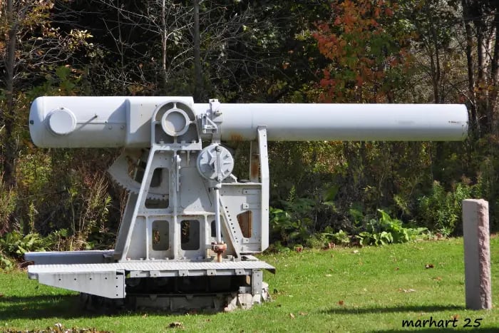 Deux canons offerts par le Musée du Royal 22e Régiment identifient le secteur militaire à l'est, le 13 septembre 2003. C'est