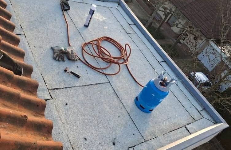 Dak reparaties en witte bitumen dakbedekking