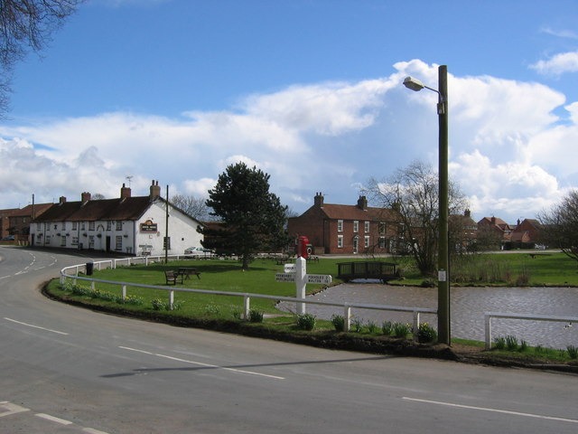 Wold Newton : Stephen Horncastle, CC BY-SA 2.0, via Wikimedia Commons