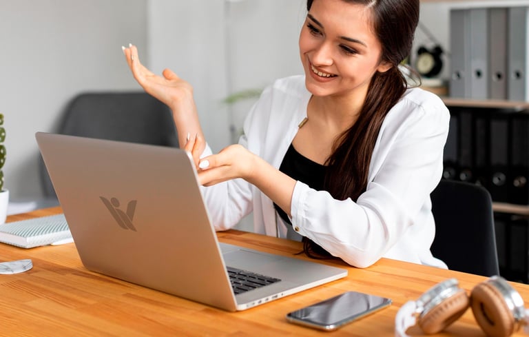 mujer con laptop en clases por Zoom