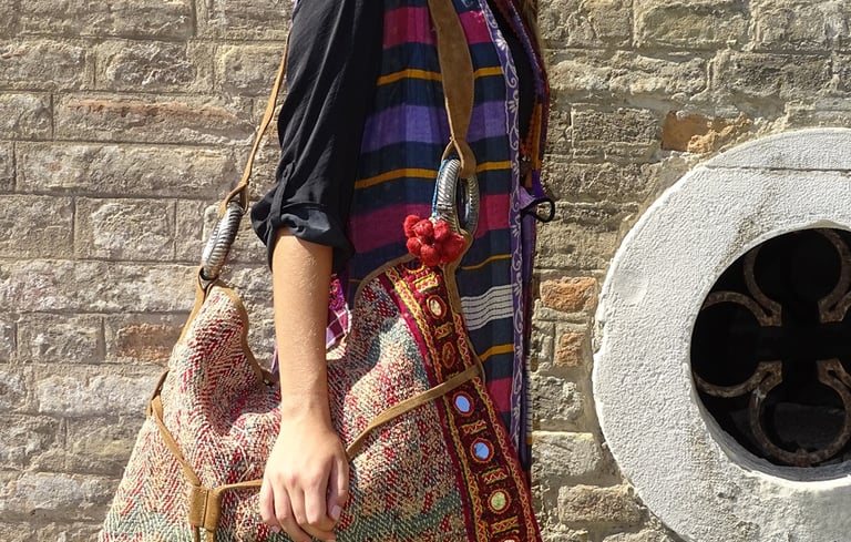 una borsa Lambanis realizzata a mano con tessuti tribali