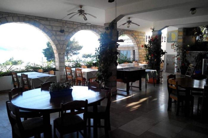 The photo shows the interior of the Ljetni San restaurant in Lokva Rogoznica.