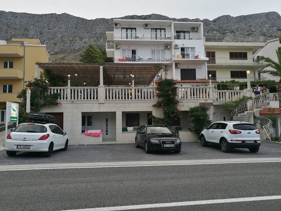 The photo shows the parking lot of the Skalinada restaurant in Lokva Rogoznica.