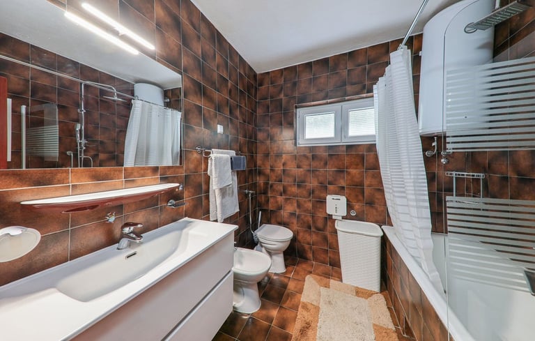 Bathroom interior with bathtub and shower curtain, Easy Living Holiday Home, Lokva Rogoznica