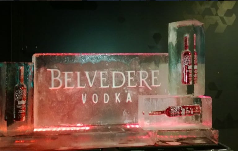 escultura de hielo para belvedere vodka hecha con botellas incrustadas en hielo
