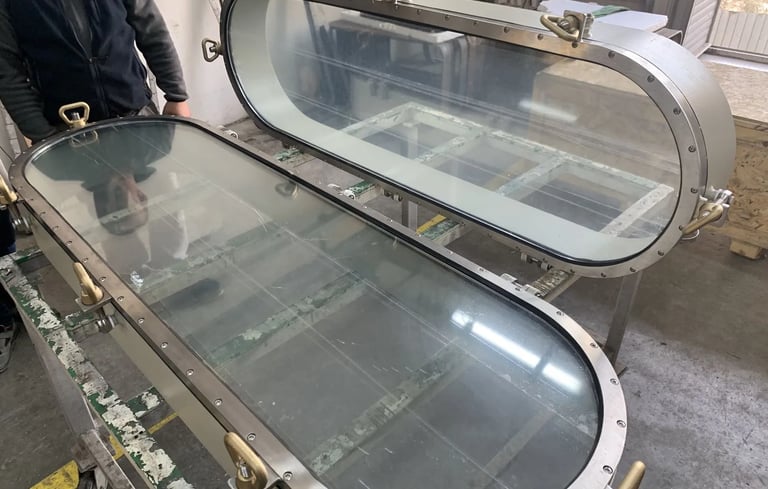 Un sabord en fabrication à l'atelier