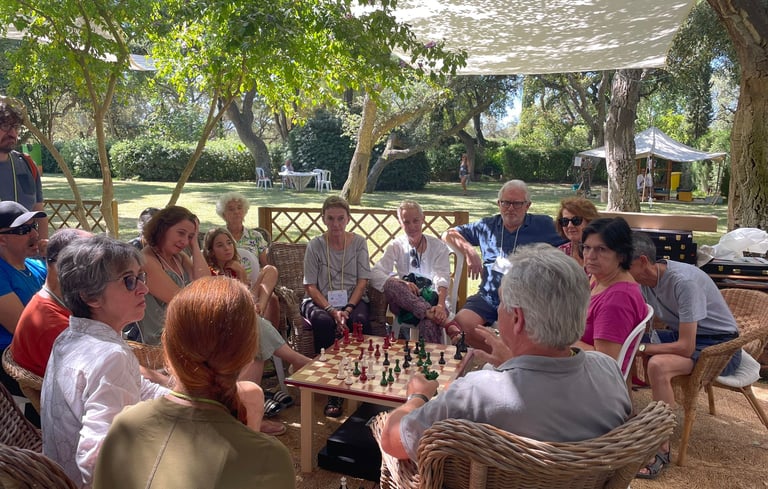 Imagen del curso Quaternity impartido por Jorge Mas el año 2024 y los asistentes junto a un tablero 
