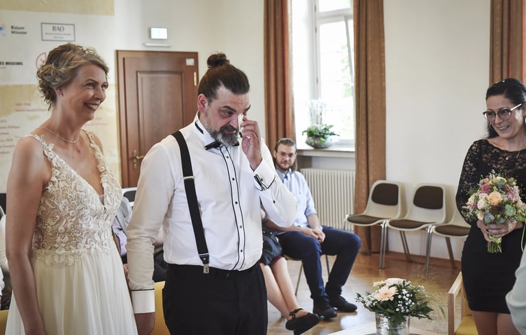 Emotionale Hochzeitsreportage am Möhnesee – unaufdringlicher Moment während der Trauung