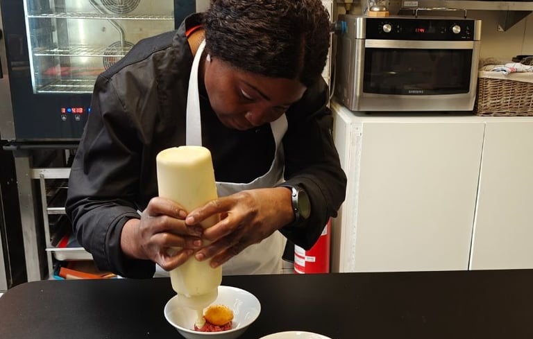 Squeeze bottle for precise sauce application on finished plates